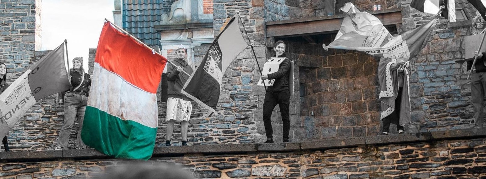Wase Club-leden met de rood-wit-groene vlag op het Gravensteen