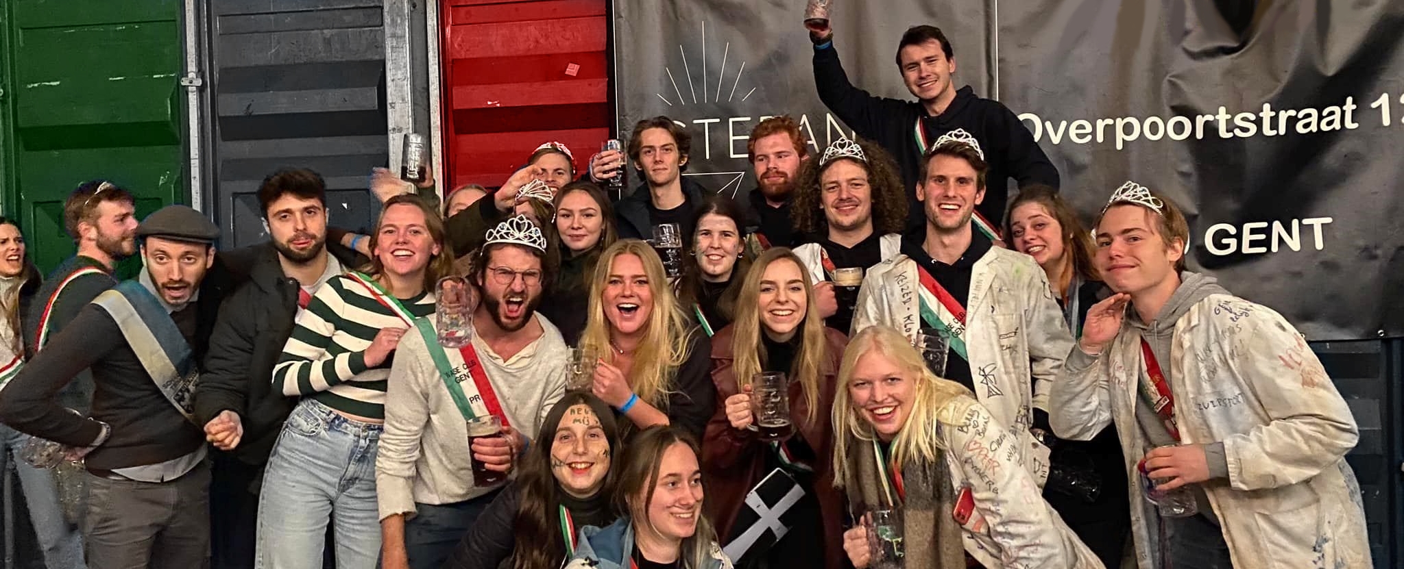 Leden van de Wase Club Gent, met pinten en linten, op een clubactiviteit in de Overpoortstraat